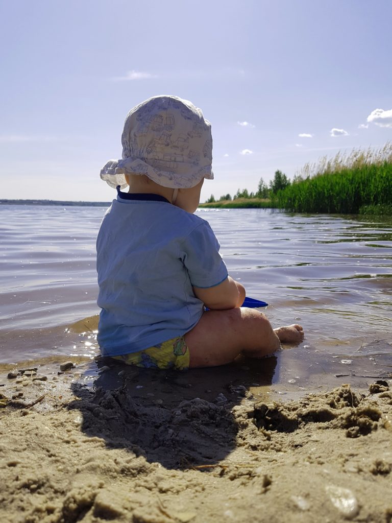 Baby am Strand in Frankleben am Geiseltalsee