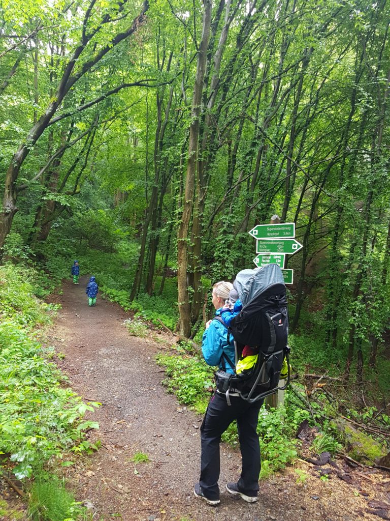 Wandern mit Kindern und Baby im Thüringer Wald. Kinderwanderweg "Dem Feuersalamander auf der Spur"