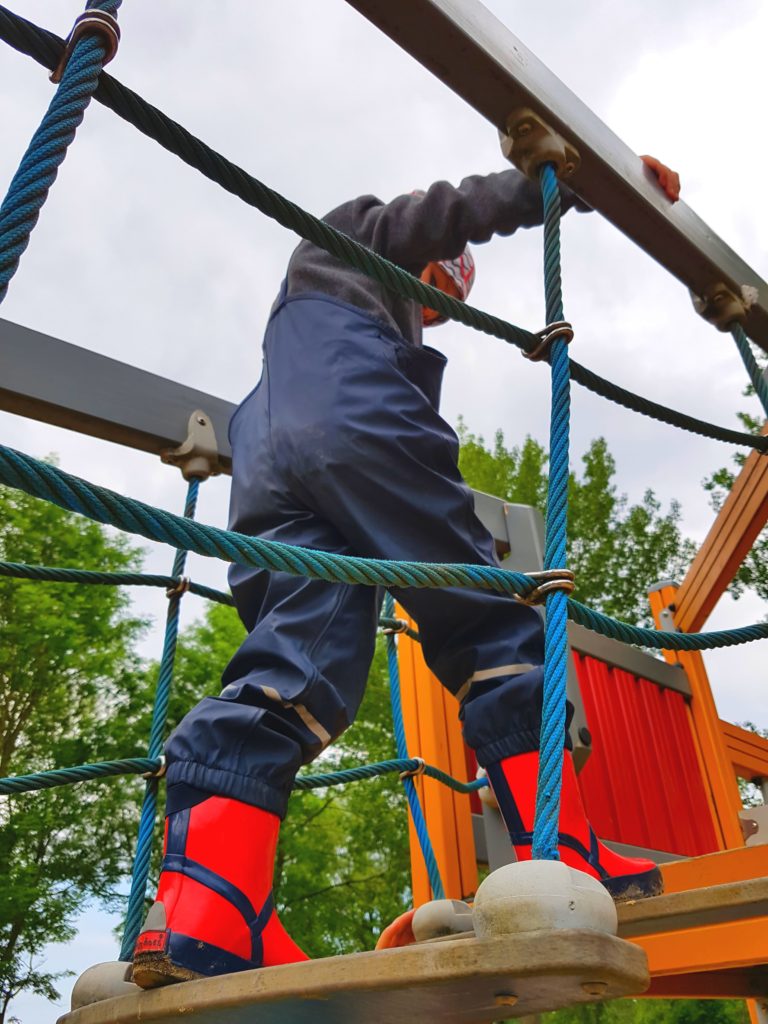 Der Große klettert auf dem Spielplatz im Nordbad Otterndorf