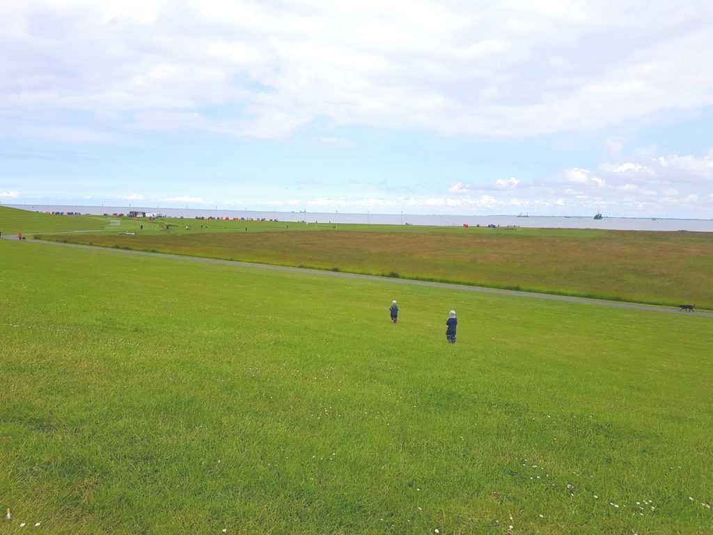 Nordseebad Otterndorf vom Deich aus betrachtet, die Rabauken rennen zum Strand