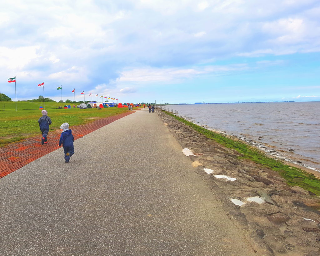 Die Rabauken rennen am Strand in Otterndorf