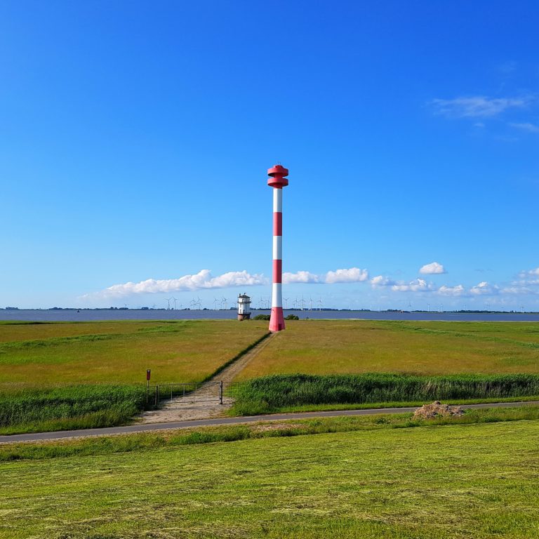 alter und neuer Leuchturm von Balje an der Elbe