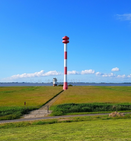 Fahrradfahren hinterm Deich und der alte Leuchtturm Balje