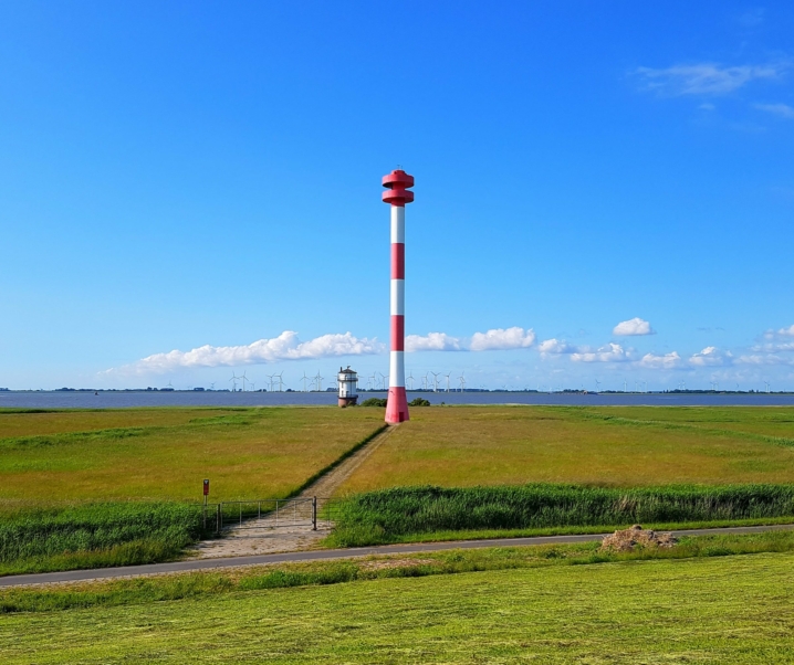 Fahrradfahren hinterm Deich und der alte Leuchtturm Balje