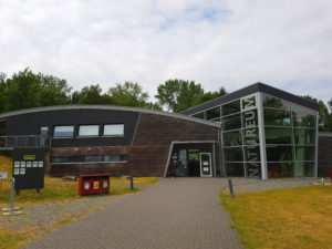 Das Gebäude Natureum Niederelbe in Balje von Vorne