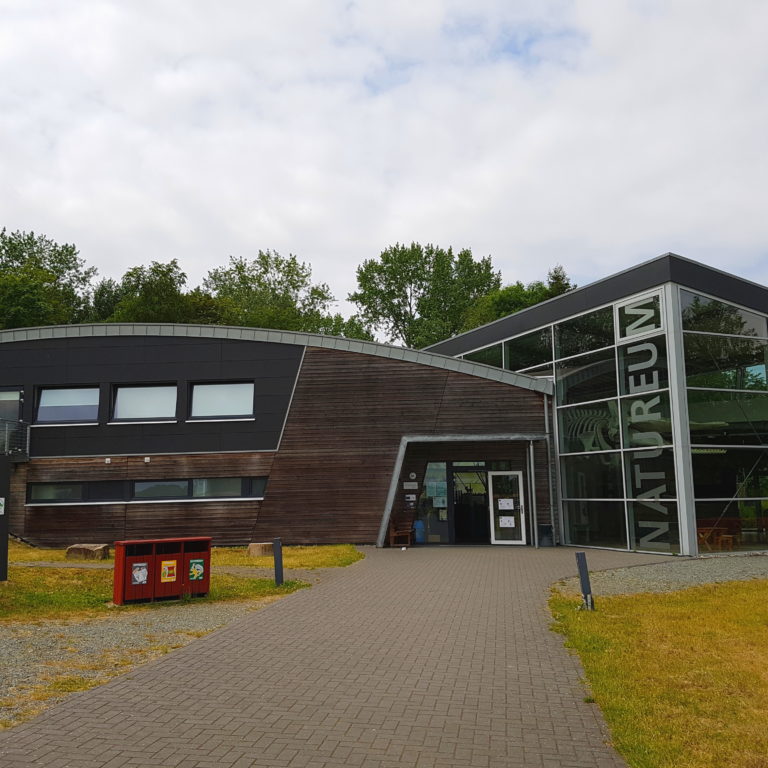 Das Gebäude Natureum Niederelbe in Balje von Vorne