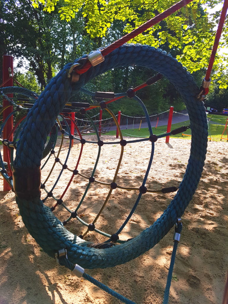 Kleiner Kletterparkour im Spielpark in der Wingst