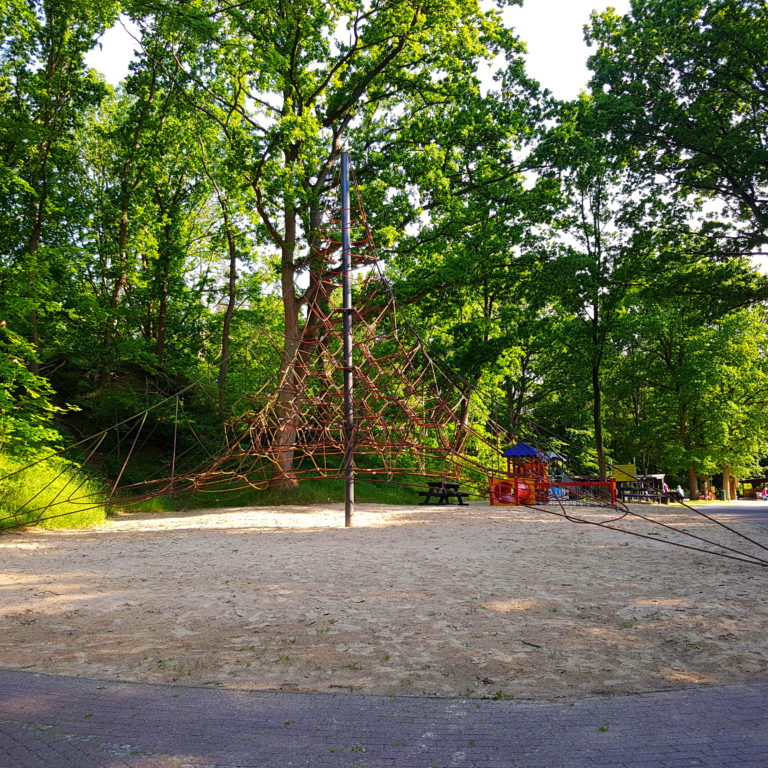 Kletterpyramide und kleiner Spielplatz im Spielpark in der Wingst