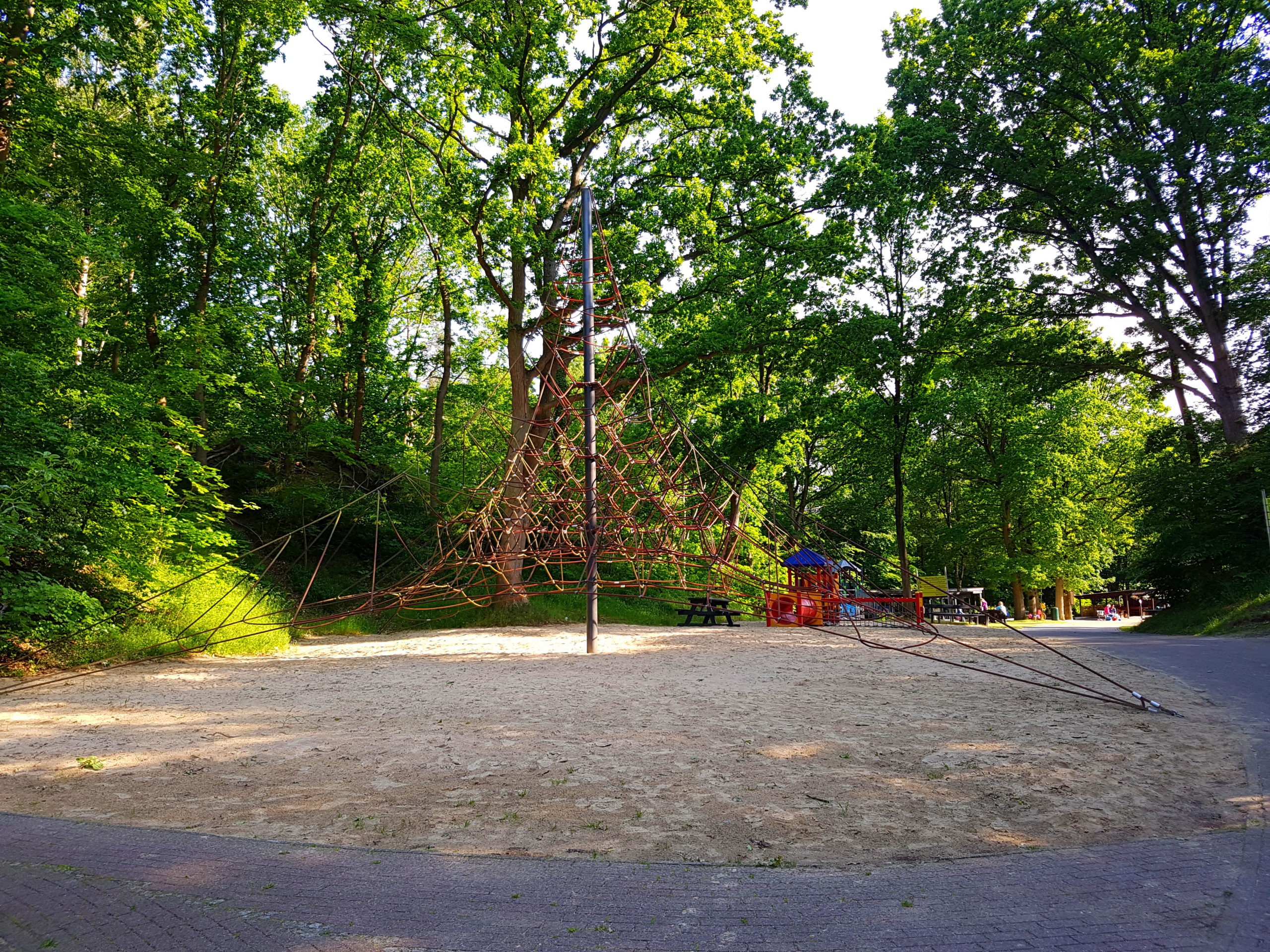 Kletterpyramide und kleiner Spielplatz im Spielpark in der Wingst