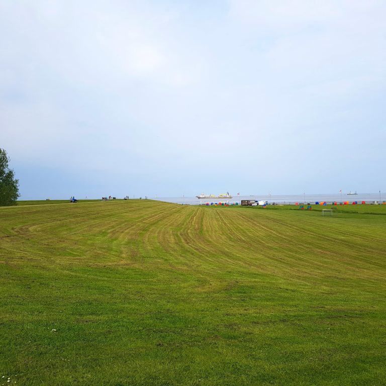 Blick vom Deich auf das Strandbad