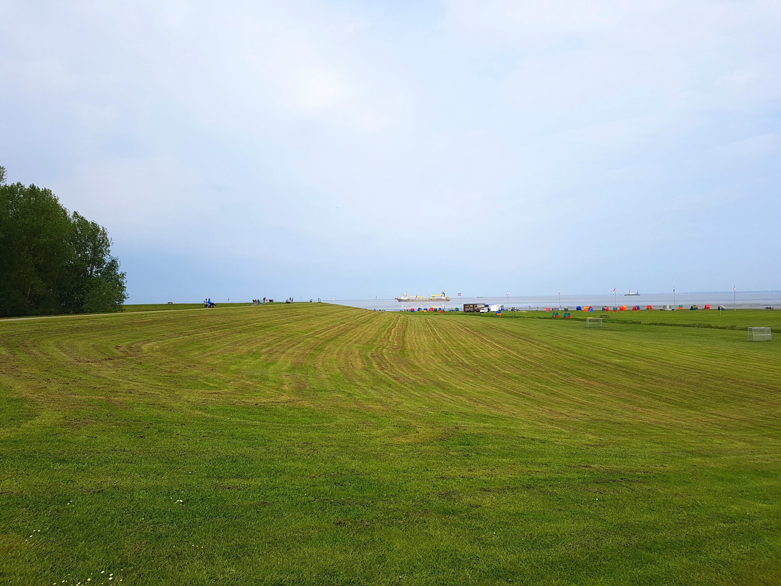 Blick vom Deich auf das Strandbad