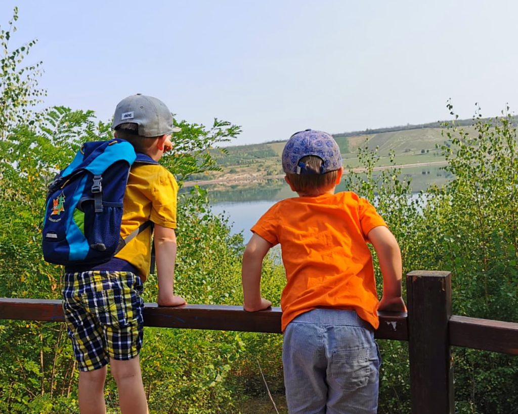 Kinder gucken vom Aussichtspunkt auf den Geiseltalsee