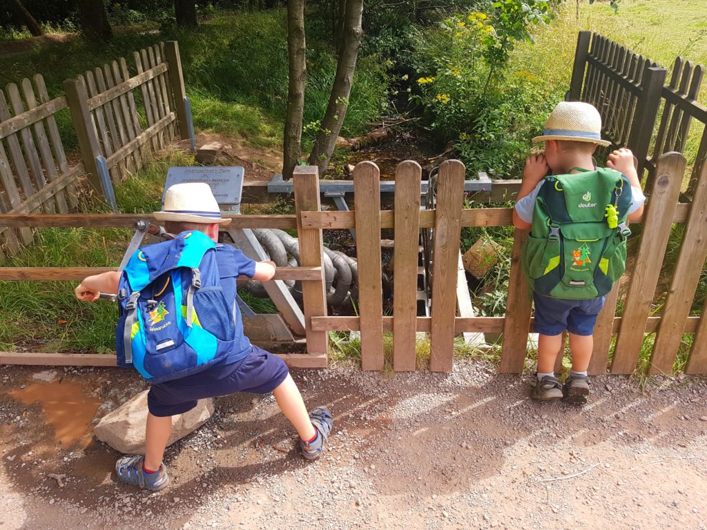 Kinder drehen die Schraube um den Wasserkreislauf in Ganz zu Bringen, Wasserstation Löwenzahn Pfad