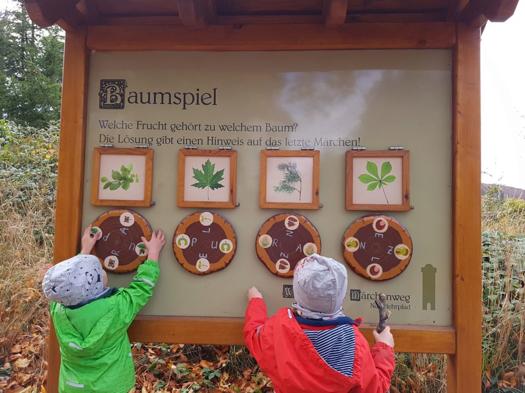 kinder an einer Spielstation auf dem Kinderwanderweg