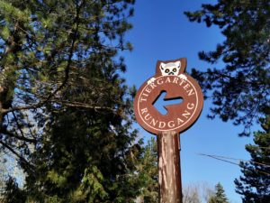 Schild "Rundgang" im Tiergarten Bernburg