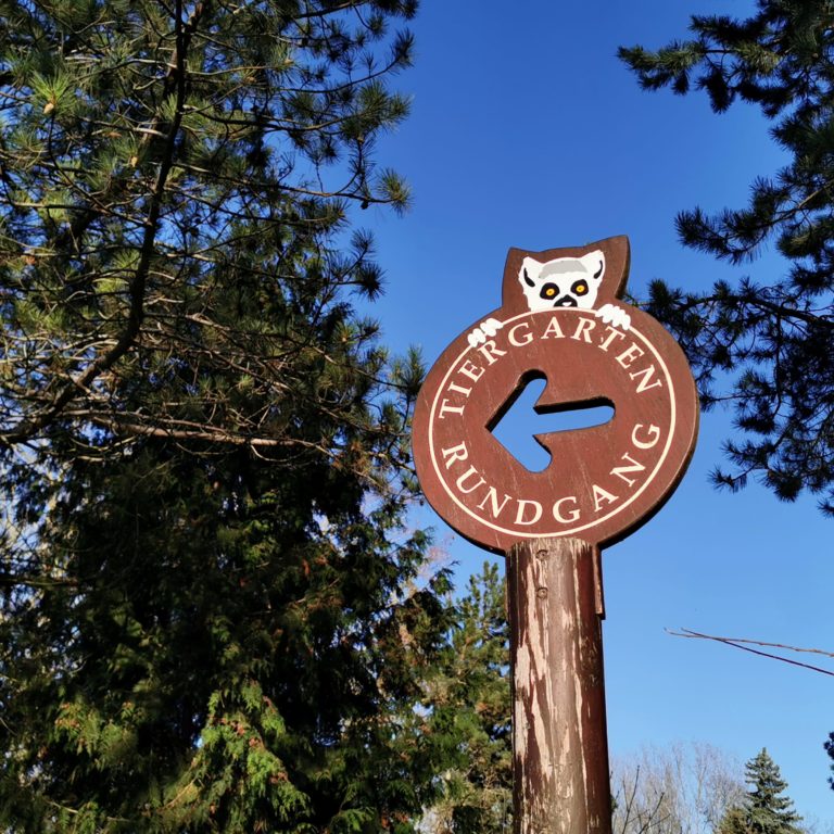 Schild "Rundgang" im Tiergarten Bernburg