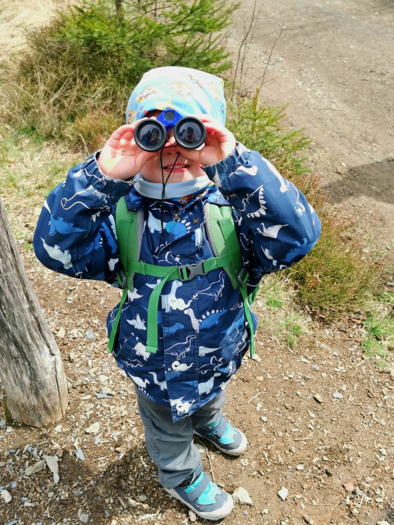 Kleiner Junge von Rabaukenvomsee mit Fernglas beim Wandern im Harz