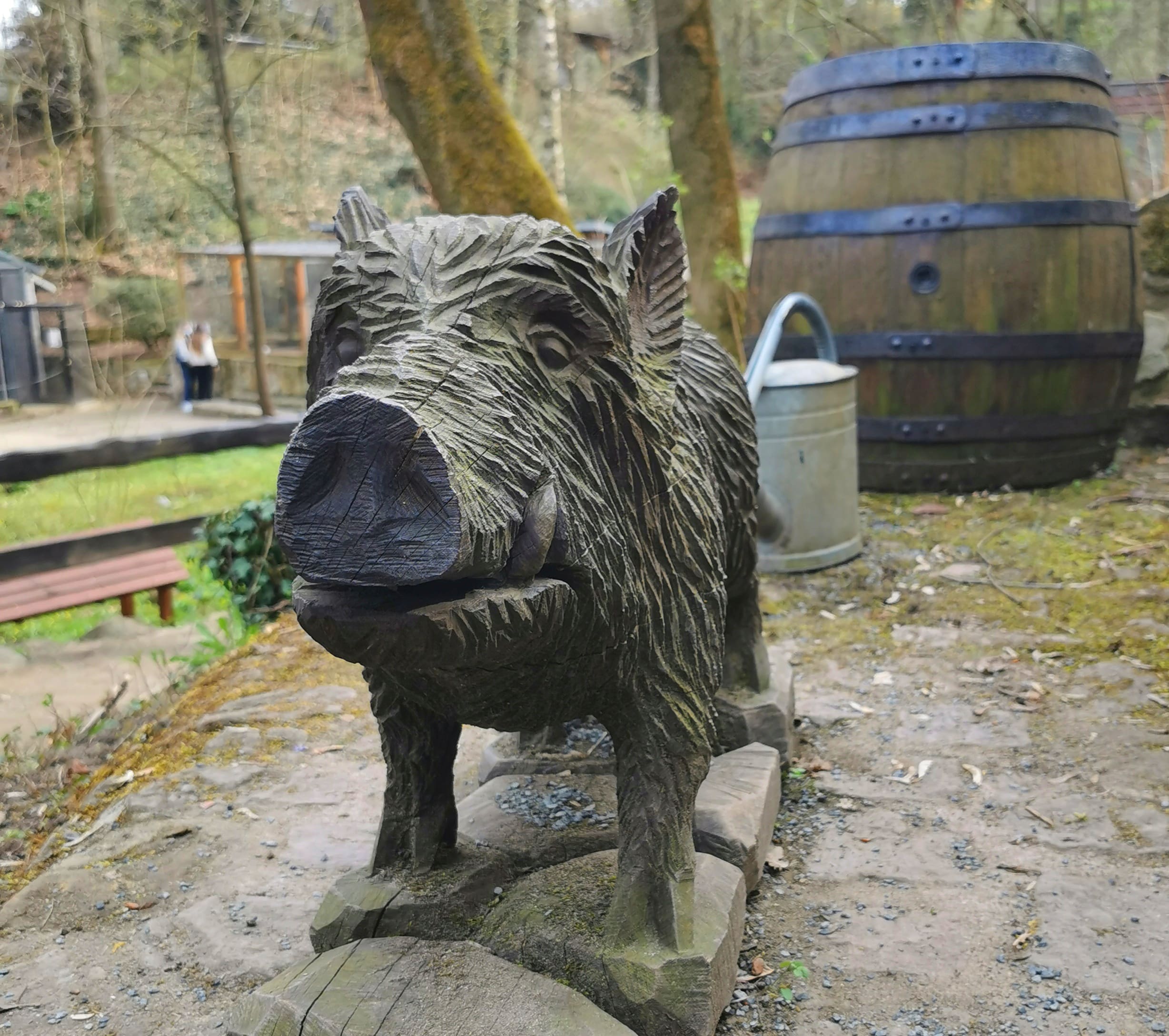 Wildschwein aus Holz im Tierpark Weißenfels