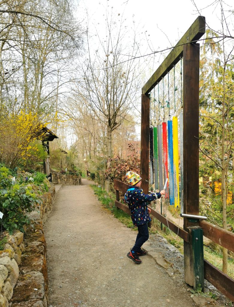 Kind an den Klangstäben auf dem Naturlehrpfad im Heimatnaturgarten Tierpark Weißenfels