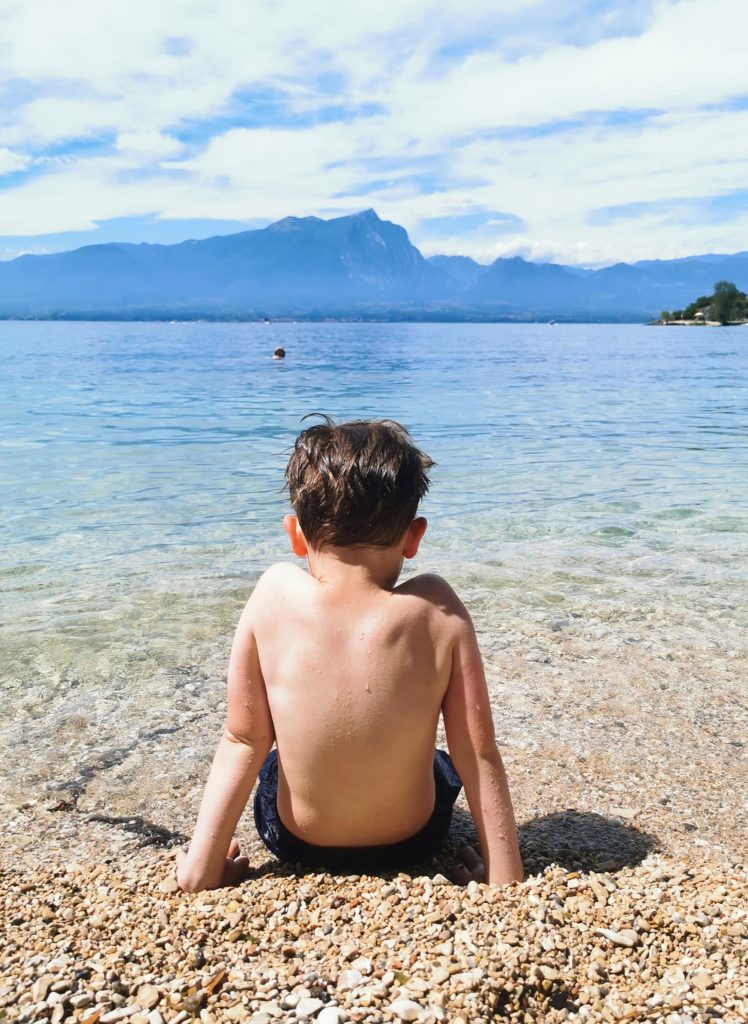 Kind am Strand am Gardasee, Reisen mit Kindern