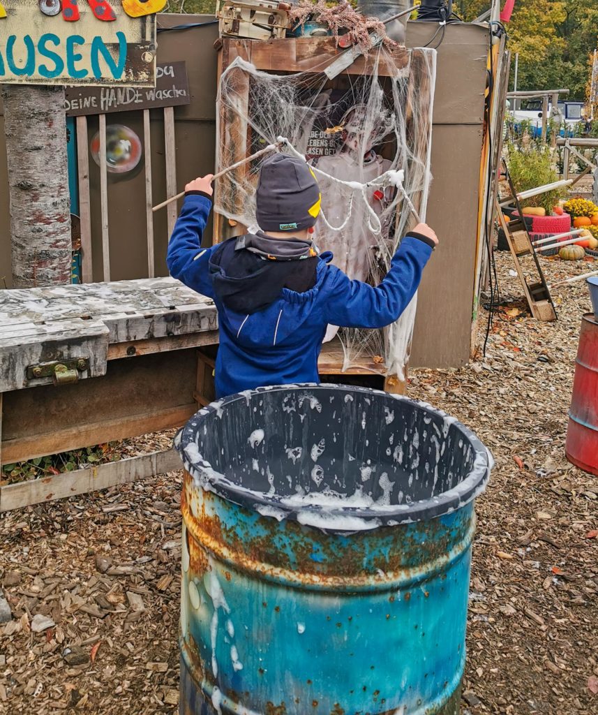 Junge macht Riesenseifenblasen im Freizeitpark