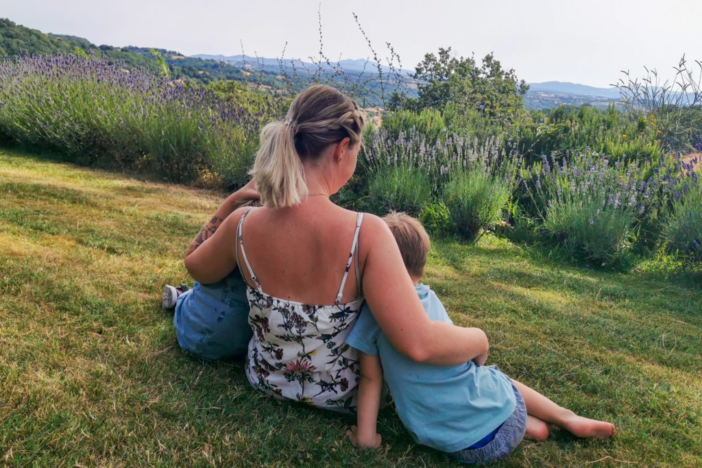 Reisen mit Kindern, Mama und Kinder genießen den Ausblick auf die Toskana Landschaft