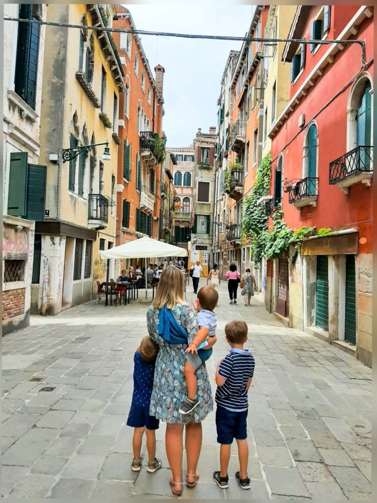 Familie in den Gassen von Venedig