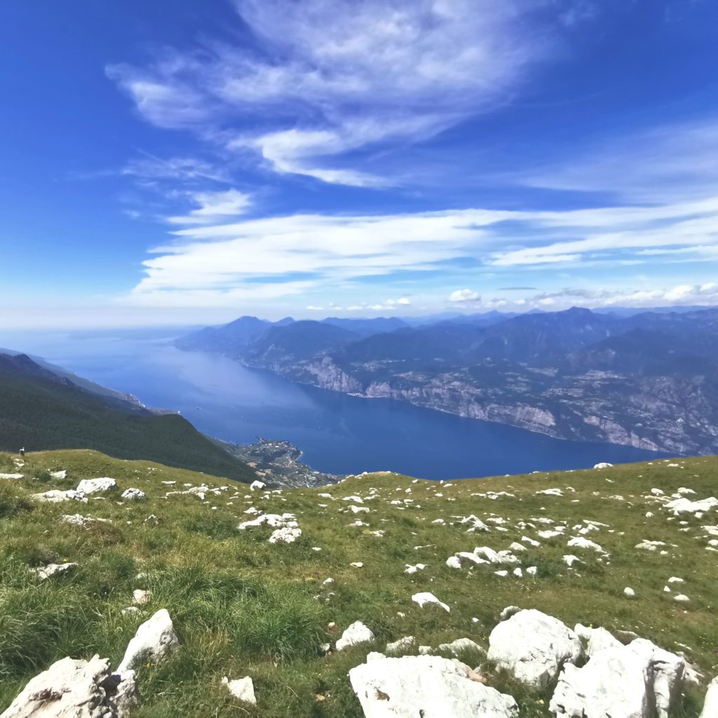 Blick von den Bergen auf den Gardasee