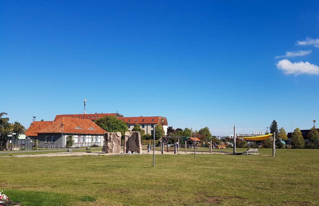 Bürgerpark Wernigerode, Wiese mit Spielplatz und Kletterfelsen, familienfreundlicher Ausflug im Harz