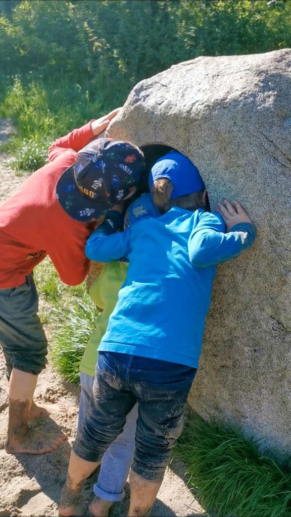 Naturspiele und Experimente im Barfußpark Egestorf