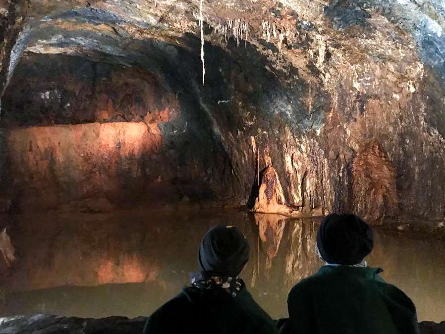 Kinder bei der Führung in der Grotte in den Saalfelder Feengrotten