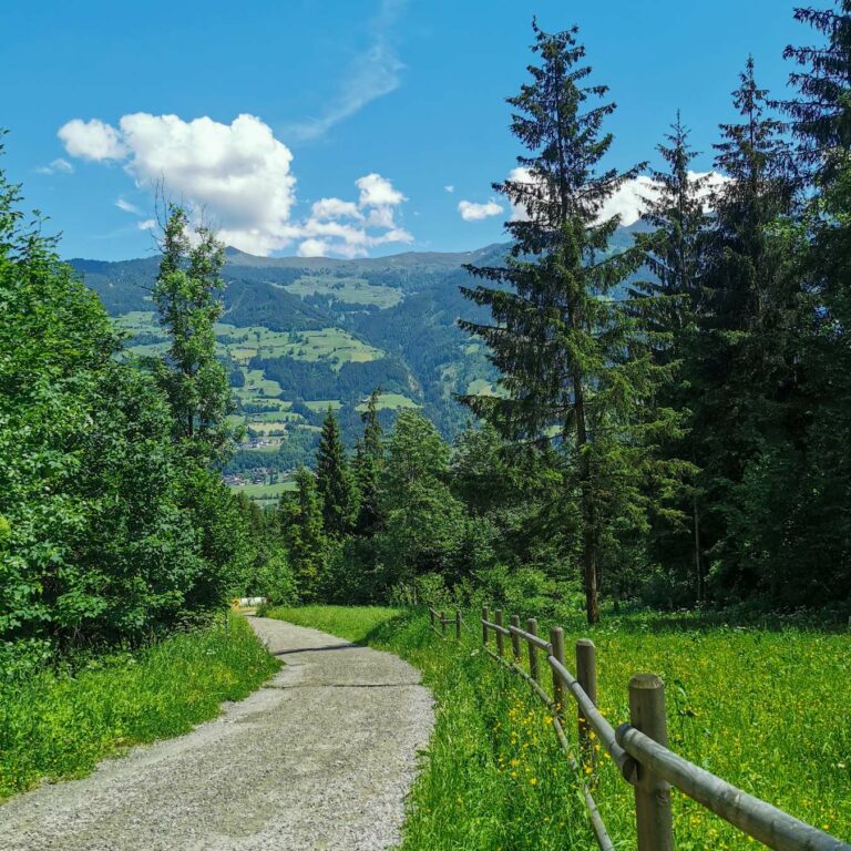 Familienurlaub in Österreich, Wanderweg in Fügen
